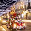 Vehículo navideño en la calle