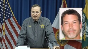 Sheriff del condado Polk, Grady Judd, delante de un podio presentando la imagen del atacante Jason Kenney