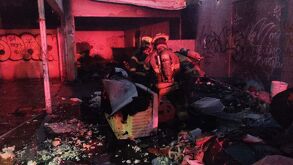 Bomberos combaten fuego en bodega del Centro de Monterrey
