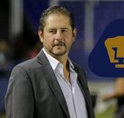 Carlos Gutiérrez Barriga de traje en la Liga MX.