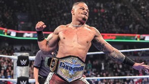 Carmelo Hayes con el campeonato de Estados Unidos luego de ganarlo en Smack Down.