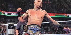 Carmelo Hayes con el campeonato de Estados Unidos luego de ganarlo en Smack Down.