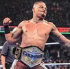 Carmelo Hayes con el campeonato de Estados Unidos luego de ganarlo en Smack Down.