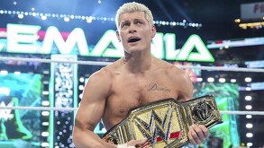Cody Rhodes luego de coronarse campeón de WWE tras vencer a Roman Reigns en Wrestlemania 40.