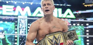 Cody Rhodes luego de coronarse campeón de WWE tras vencer a Roman Reigns en Wrestlemania 40.