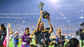 Cristina Ferral  levantando el campeonato de Liga MX con Tigres Femenil.