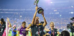 Cristina Ferral  levantando el campeonato de Liga MX con Tigres Femenil.
