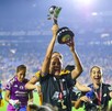 Cristina Ferral  levantando el campeonato de Liga MX con Tigres Femenil.