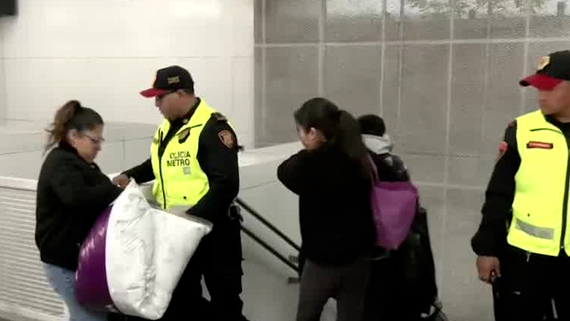 Seguridad del transporte público revisa bolsos y mochilas de los pasajeros.