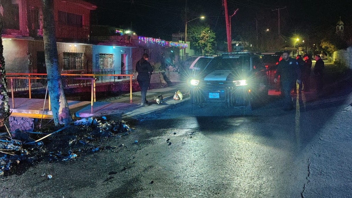 Patrulla policía municipal junto a puente en torreón
