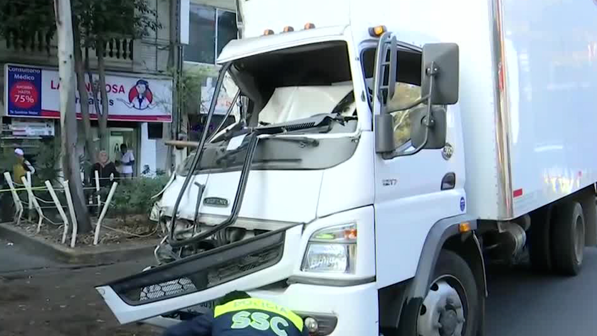 Una persona resultó lesionada en el accidente sobre Eje 1 Norte en la Colonia Santa Maria La Ribera.