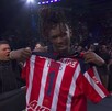 Je'Von Evans sosteniendo el jersey de las Chivas durante AAA Guerra de Titanes 2025.