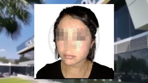 Jessica Guadalupe 'N' viendo de frente con los ojos censurados sobre un fondo blanco. Detrás una imagen difuminada de la Fiscalía de Michoacán