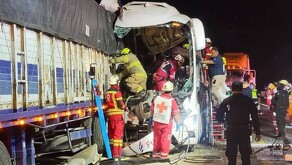 Debido a las labores de emergencia, la vialidad permanece colapsada