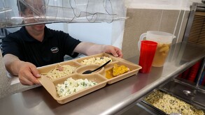 Autoridades del ‘Torito’ dando la cena del 31 de diciembre de 2025.