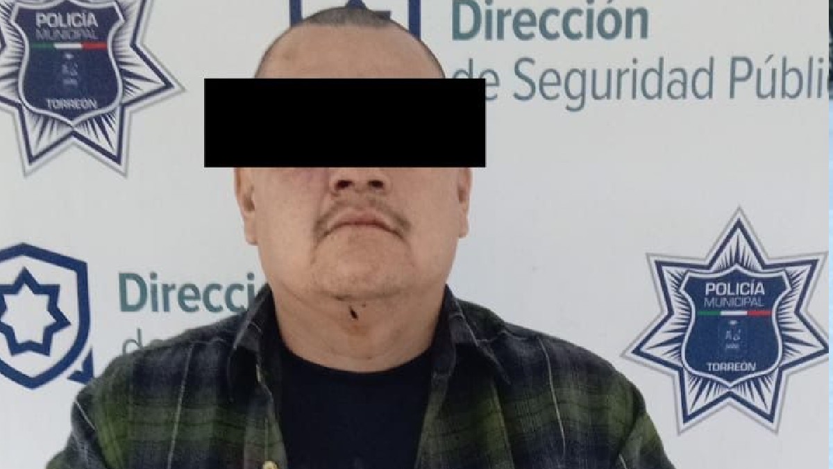 Hombre calvo con camisa de cuadros en color verde