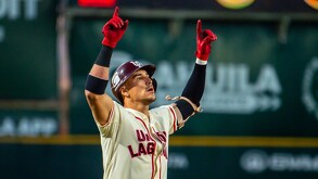 Nick Torres, jugador de beisbol del equipo Union Laguna en Torreón, firma con los Yankees.