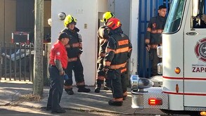 Bomberos de Zapopan al exterior de un domicilio parados frente a un camión de Protección Civil