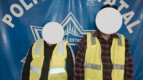 Pareja siendo detenida tras robar herramientas, en la imagen se les cubre la cara debido a que fueron encarceldos.