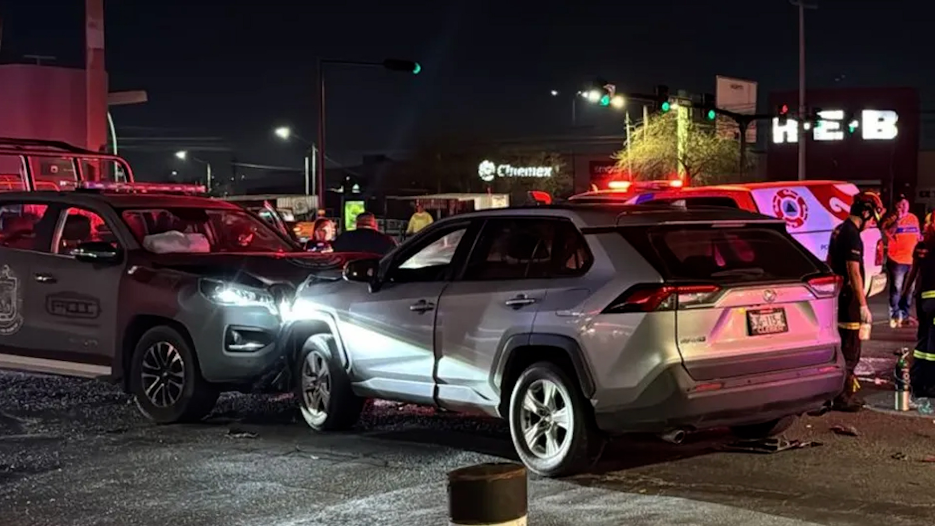 Una persecución entre una patrulla de la Policía de García y una motocicleta terminó en un fuerte accidente vial que dejó como saldo dos personas lesionadas.