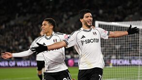 Raúl Jiménez festejando el gol del triunfo para Fulham en la jornada 18 de la Premier League.