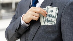 Persona sacando sus dólares estadounidenses.