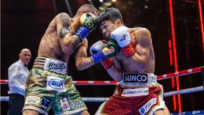 Junto Nakatani y Sebastián Hernández intercambiando golpes.