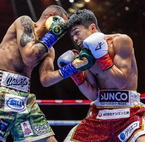 Junto Nakatani y Sebastián Hernández intercambiando golpes.