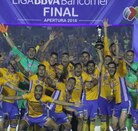 Jugadores de Tigres levantando el campeonato del Apertura 2016.