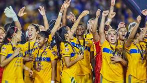 Jugadoras de Tigres festejando el campeonato del Torneo Apertura 2022 al ganar 3-0 al América en el marcador global.