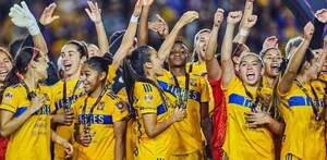 Jugadoras de Tigres festejando el campeonato del Torneo Apertura 2022 al ganar 3-0 al América en el marcador global.