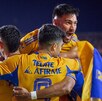 Jugadores de Tigres celebrando un gol en Liga MX,