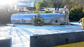 Pipa volcada sobre la carretera con aceite esparcido alrededor y bomberos de Michoacán trabajando en el sitio
