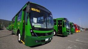 Una fila de autobuses nuevos de 