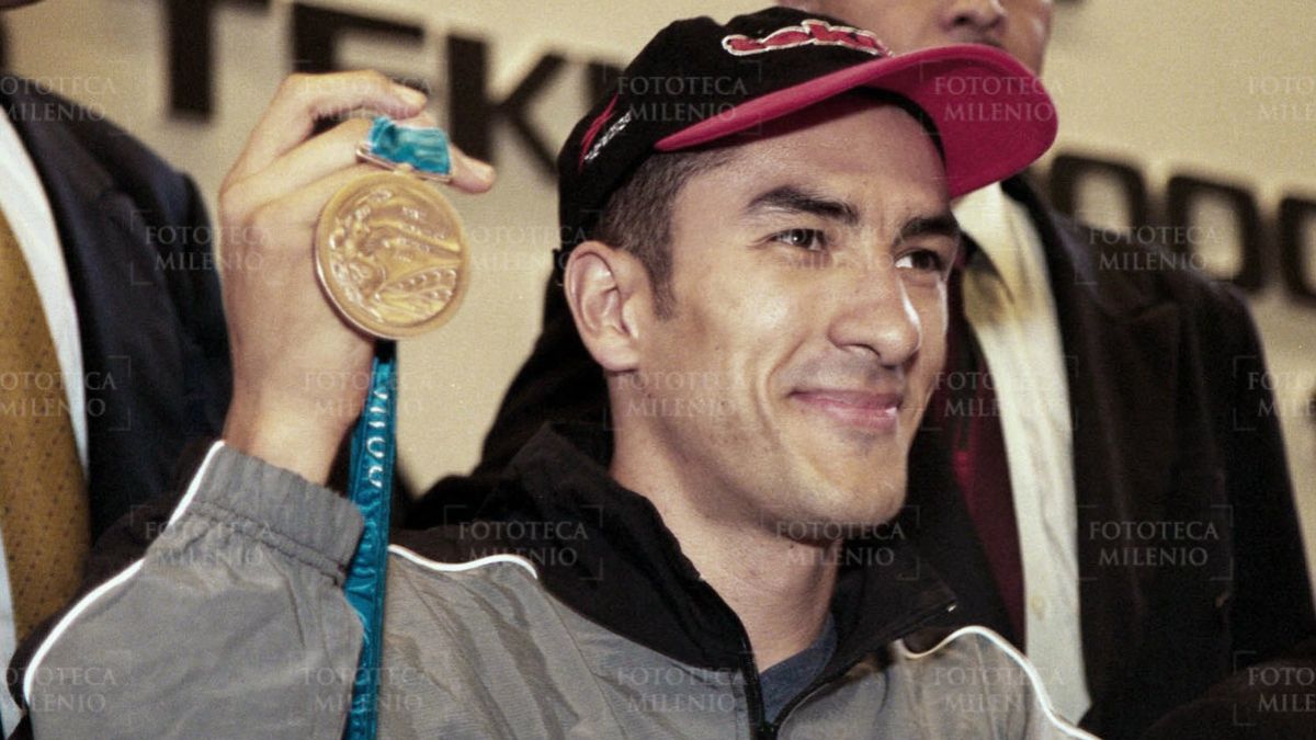Víctor Estrada mostrando su medalla de bronce obtenida en Sydney 2000