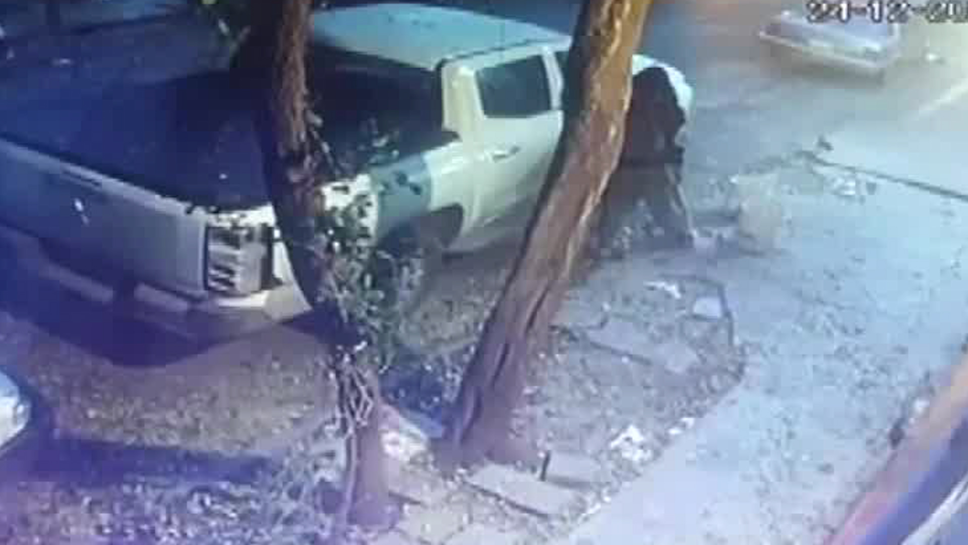 Cámaras de seguridad captaron el momento en que un sujeto en segundos quita el espejo retrovisor de una camioneta.