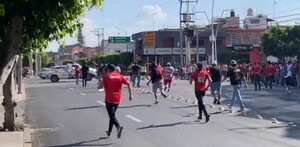 Aficionados de Chivas e Irapuato en pelea.