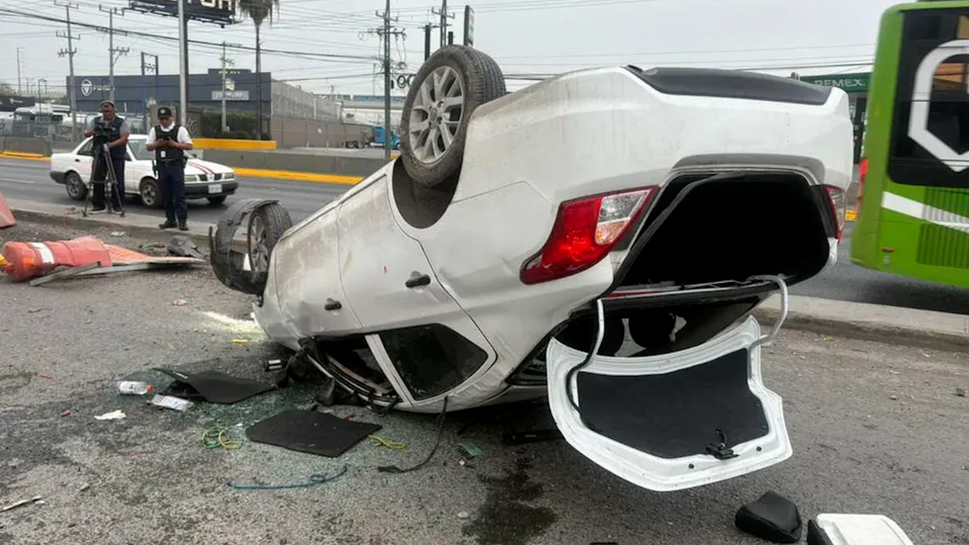 Las autoridades detectaron huellas de frenado, lo que indica que el conductor habría perdido el control del auto y terminó volcado en Escobedo.