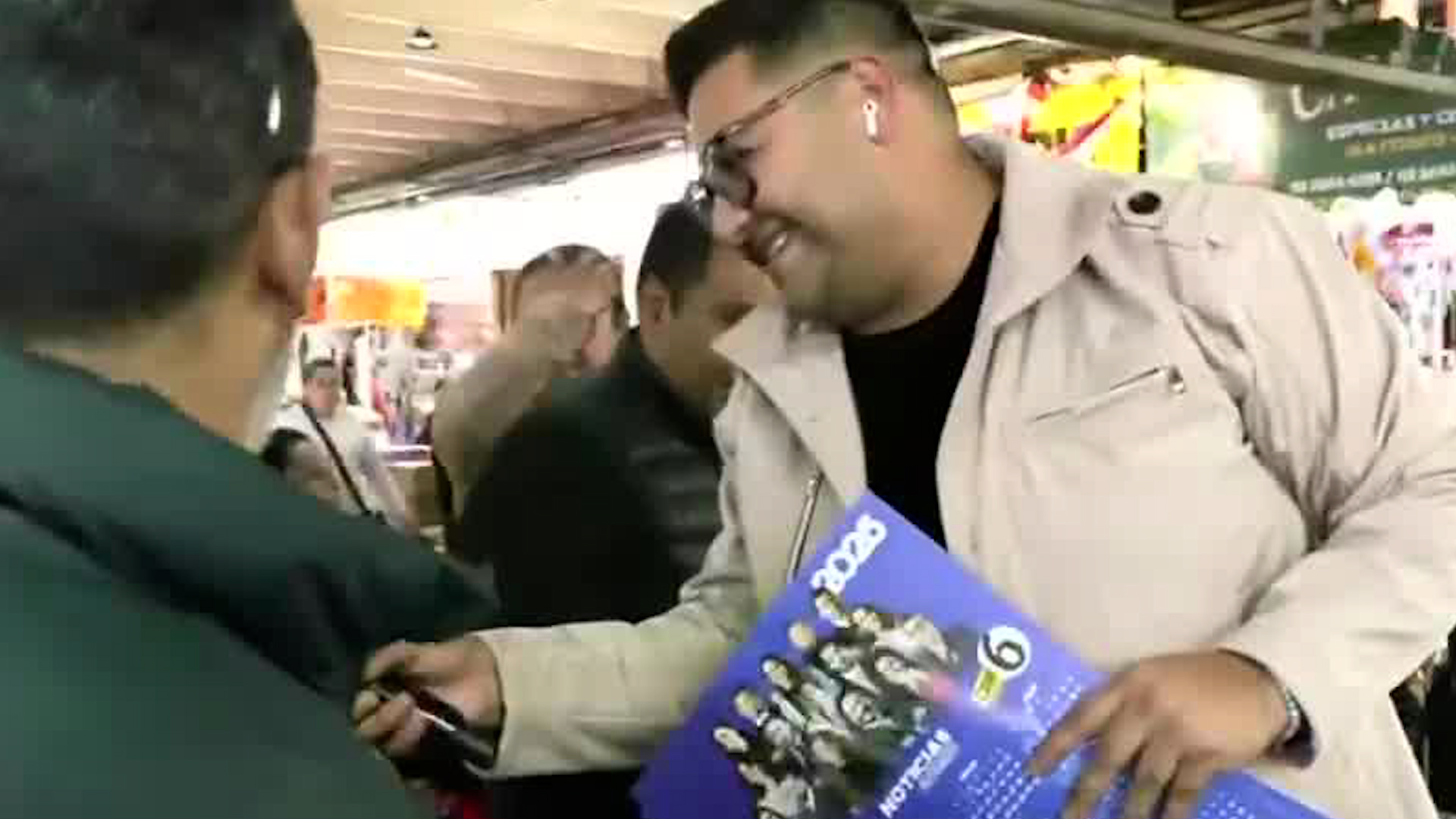 Cesar García repartió a televidentes en la Central de Abastos calendarios para este nuevo año.