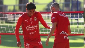 Yael Padilla entrenando en pretemporada con Chivas.