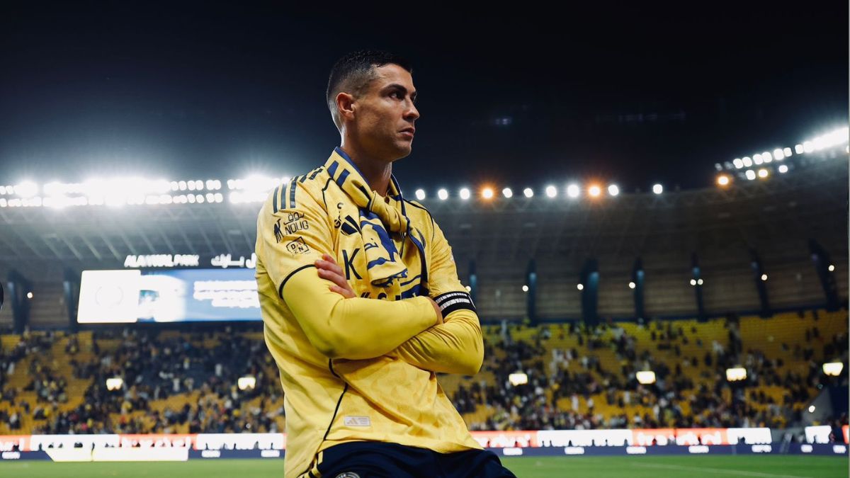 Cristiano Ronaldo viendo a la afición del Al-Nassr luego de marcar un doblete.