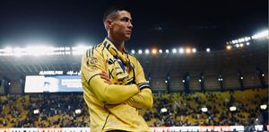 Cristiano Ronaldo viendo a la afición del Al-Nassr luego de marcar un doblete.