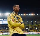 Cristiano Ronaldo viendo a la afición del Al-Nassr luego de marcar un doblete.