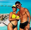 Cristiano Ronaldo y Georgina Rodríguez pasando juntos unas vacaciones en la playa.