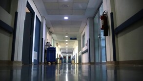 Especialistas informaron que se evalúa la posibilidad de trasladar al menor a un centro especializado en atención de quemaduras pediátricas en Texas.