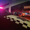 Patrulla de la Policía Municipal de Guadalajara estacionada a las afueras de un con la sirena encendida.