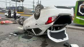 Auto volcado en Escobedo.