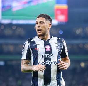 Lucas Ocampos durante un partido de Rayados.