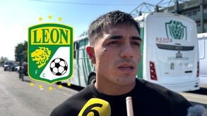 Nicolás Vallejo respondiendo una entrevista con la prensa como jugador de León FC.