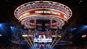 Las pantallas muestran el nombre de una de las promotoras de boxeo más importantes de la actualidad.